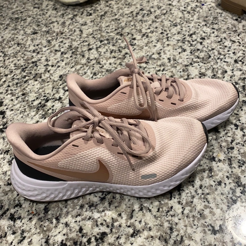💕NIKE Revolution 5 Tennis Shoes 💕